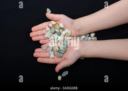 Handvoll sauber Steine, Kies in den Händen Stockfoto