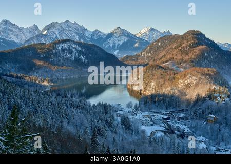 Dieses hochauflösende Foto zeigt eine ruhige Winterlandschaft in einer bergigen Alpenregion, wahrscheinlich in Europa. Das Bild zeigt eine malerische Stockfoto