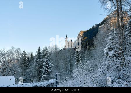 Dieses hochauflösende Foto zeigt das berühmte Schloss Neuschwanstein, eingebettet auf einem felsigen Hügel in einer ruhigen bayerischen Winterlandschaft. Die Castl Stockfoto