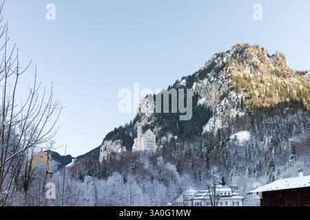 Majestätisches Schloss Neuschwanstein in den schneebedeckten bayerischen Alpen während der Wintersaison - dieses hochauflösende Foto fängt das bezaubernde Neuschwans ein Stockfoto