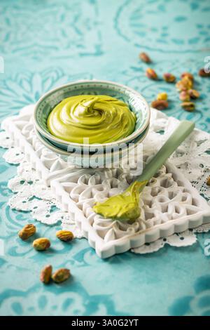 Hausgemachte köstliche Pistazienaufstrich, Sahne oder Mousse zum Backen Stockfoto