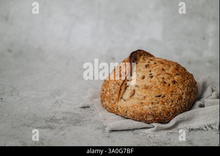 Traditionelles Sauerteigbrot auf grauem Hintergrund. Hochwertige Fotos Stockfoto