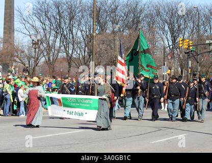 Indianapolis, IN, USA-17. März 2010: Unidentified Member of 35th Indiana Civil war reenactor with Uniform and Gewehr at St Patricks Day Parade Stockfoto
