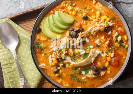 Mexikanisches Essen Chicken Enchilada Suppe scharf, herzhaft und dicker Nahaufnahme auf dem Teller auf dem Tisch. Horizontale Draufsicht von oben Stockfoto