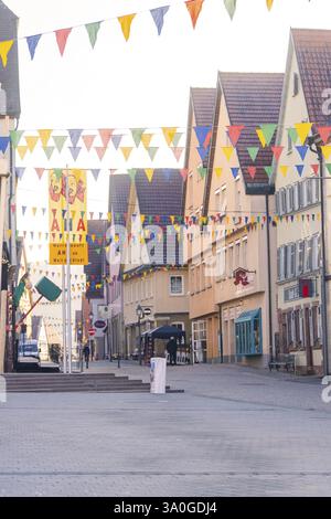 Blick auf eine ruhige Gasse mit bunten Fahnen und historischen Gebäuden im Hintergrund, Fasnet, weil der Stadt, Boeblingen, Deutschland, Europa Stockfoto