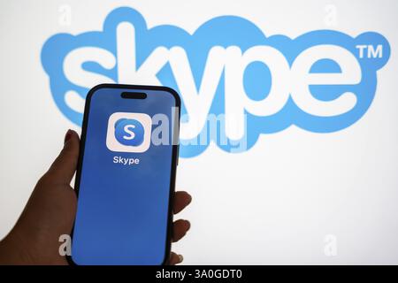 In dieser Abbildung zeigt eine Person ein Mobiltelefon, das die Skype-Anwendung anzeigt, am 3. März 2025 in Guwahati, Indien. Skype wird in heruntergefahren Stockfoto