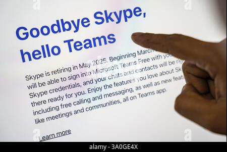 In dieser Fotoabbildung, in dieser Fotoabbildung, ist am 3. März 2025 auf einem Computer in Guwahati, Indien, eine Abschiedserklärung über Skype zu sehen Stockfoto