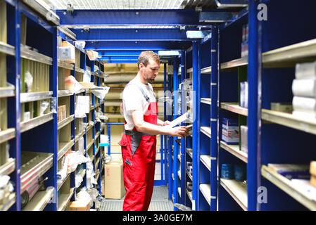 Autowerkstatt Mitarbeiter im Lager für Ersatzteile für die Reparatur von Autos in der Garage Stockfoto