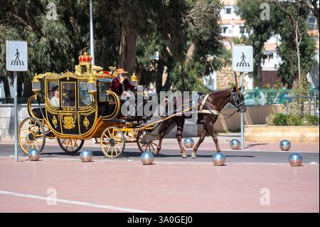 Agadir, Marokko - 21. Februar 2025: Touristen genießen eine Fahrt in einer Pferdekutsche durch die Straßen von Agadir. Stockfoto