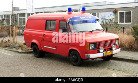 Bergentheim, Niederlande - 6. Februar 2025 - Ein roter Ford Transit Van, Modell '78 mit Feuerwehrfahrzeugen. Stockfoto