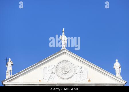 Steinskulpturen, Möwe auf einer Statue eines heiligen, Giebeldach der Kirche Santa Maria della Visitazione, Venedig, Italien, Europa Stockfoto