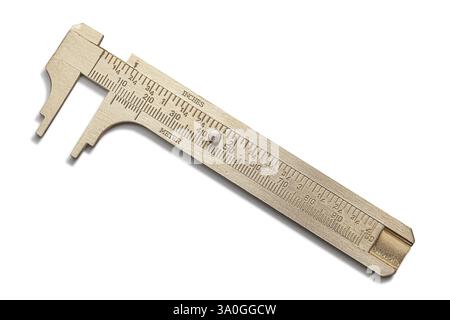 Messing-Lineal Aus Antikem Metall, Isoliert Auf Weißem Hintergrund Stockfoto
