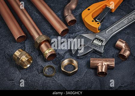 Kupferrohre Und Verbindungsstücke Für Leitungen Auf Schwarzem Hintergrund Stockfoto
