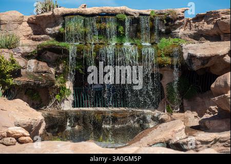 Das Wasser fließt sanft über Felsen und schafft eine ruhige Atmosphäre in Marokkos natürlicher Landschaft. Stockfoto