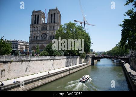 Paris, Frankreich - 7. Juni 2024: Kathedrale Notre Dame aus Sicht von Pont au Double an der seine. Stockfoto