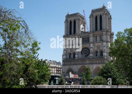 Paris, Frankreich - 7. Juni 2024: Kathedrale Notre Dame aus Sicht von Pont au Double an der seine. Stockfoto