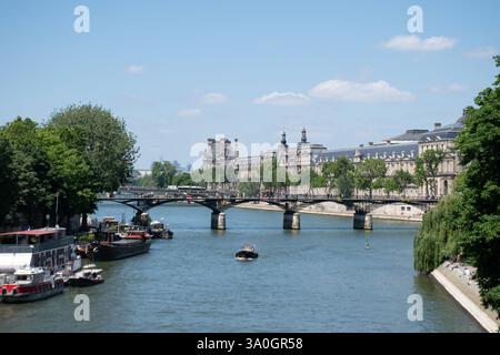 Paris, Frankreich - 7. Juni 2024: Erkundung der Stadt Paris; Pont des Arts an der seine. Stockfoto
