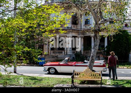 Altes amerikanisches Oldtimer aus den 1950er Jahren auf einer Straße in Havanna, Kuba Stockfoto