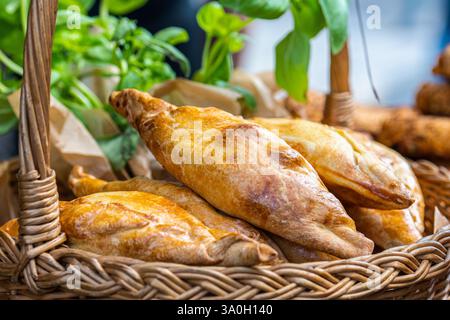 Kibinai, traditionelle litauische Küche, Gebäck gefüllt mit verschiedenen Fleisch, Zwiebeln und Pfeffer, beliebt bei der karäischen Minderheit in Vilnius, Litauen Stockfoto