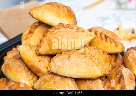 Kibinai, traditionelle litauische Küche, Gebäck gefüllt mit verschiedenen Fleisch, Zwiebeln und Pfeffer, beliebt bei der karäischen Minderheit in Vilnius, Litauen Stockfoto