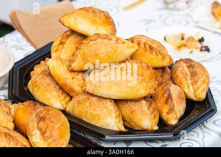 Kibinai, traditionelle litauische Küche, Gebäck gefüllt mit verschiedenen Fleisch, Zwiebeln und Pfeffer, beliebt bei der karäischen Minderheit in Vilnius, Litauen Stockfoto
