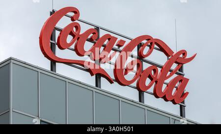 Coca Cola Logo-Schild auf dem Dach in Rotterdam. Coca-Cola-Werbeschild auf dem Dach. Ein amerikanischer Hersteller von kohlensäurehaltigen Erfrischungsgetränken Stockfoto