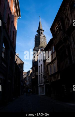 Uhrenturm in Dinan im Departement Cotes-d Armor in der Region Bretagne in Frankreich am 15. Juni 2022. Tour de l horloge a Dinan dans le Departe Stockfoto