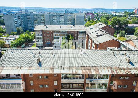 Ein Blick auf Wohngebäude in einem städtischen Viertel mit typisch sowjetischer Architektur mit Ziegelstein- und Betonbauten an einem sonnigen Tag Stockfoto