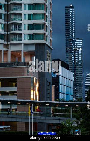 Dieses dramatische Bild in der Abenddämmerung zeigt die beeindruckende Skyline des Sathorn Square in Bangkok, Thailand. Hoch aufragende moderne Hochhäuser, einschließlich der illumina Stockfoto