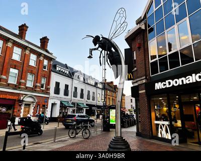 London, Großbritannien - 2. März 2025: Wespenskulptur in einer Stadtstraße zwischen verschiedenen Geschäften, Unternehmen und Architektur. Stockfoto