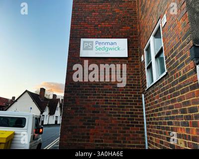 London, Großbritannien - 2. März 2025: Fassade aus Ziegelgebäuden mit einem legalen PENMAN SEDGWICK LLP-Büroschild mit Stadtblick und klarem Himmel. Stockfoto