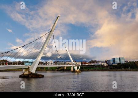 Die Friedensbrücke über den Fluss Foyle, Derry, Irland Stockfoto