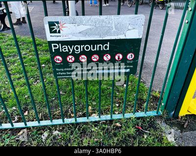 London, Großbritannien - 02. März 2025: Eingang zum Spielplatz im Freien mit einem Schild, auf dem Regeln und Vorschriften für Besucher aufgeführt sind Stockfoto
