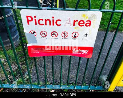 London, Großbritannien - 02. März 2025: Schild für den öffentlichen Park, das Besucher über Radfahren, Alkohol und die Regeln für das Einstreuen von Müll informiert. Stockfoto