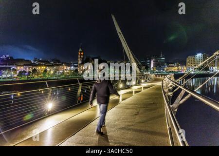 Die Friedensbrücke über den Fluss Foyle, Derry, Irland Stockfoto