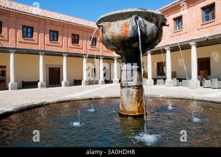 Brunnen und Innenhof. Santa Maria del Paular Kloster, Rascafria, Madrid Provinz, Spanien. Stockfoto