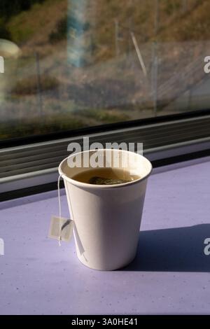 Eine Tasse Tee in der Wagenbar eines TGV-Zuges vom Bahnhof Rennes im Departement Ille-et-Vilaine in der Region Bretagne in Frankreich am 17 Stockfoto