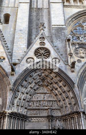 BAYEUX, FRANKREICH - 2. SEPTEMBER 2019: Dies ist das Tympanon des nördlichen Portals der Kathedrale mit einem Relief der Passion Christi. Stockfoto