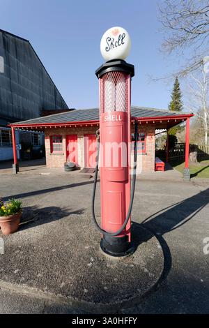 Benzinpumpe, an der Shell Pagoda, Brooklands Museum, Weybridge, Surrey Stockfoto