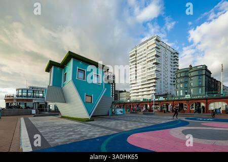 Upside Down House an der Küste von Brighton, East Sussex, England. Stockfoto