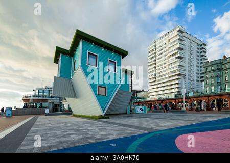 Upside Down House an der Küste von Brighton, East Sussex, England. Stockfoto