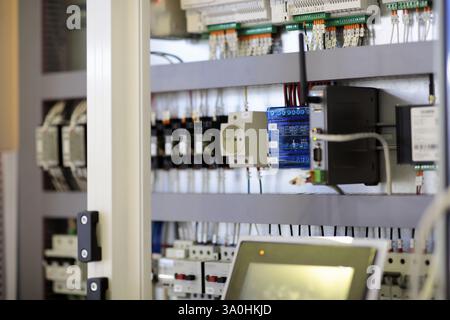 Schaltschrank für elektrische SPS-Steuerungen mit Schalttafel für automatische Industrieanlagen. Selektiver Fokus. Stockfoto