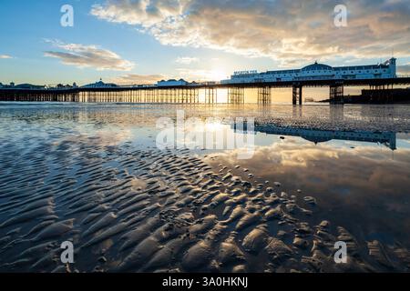 Sonnenuntergang am Palace Pier in Brighton, East Sussex, England. Stockfoto