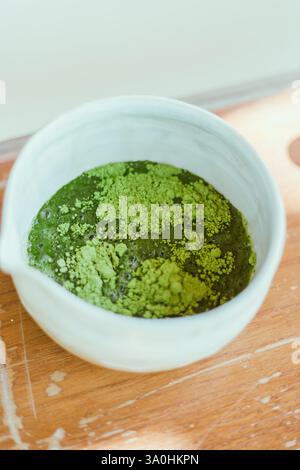 Schließen Sie Matcha-Grüntee-Pulver in einer Schüssel Stockfoto