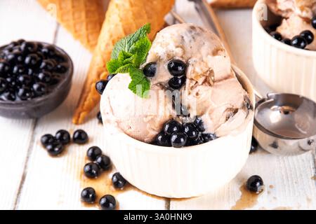 Bubble Milk Tee Eiscreme, süßer taiwanesischer Milchtee nach asiatischer Art mit Kuromitsu, schwarzen boba- oder Tapioka-Perlen und Sirup, in portionierten Schüsseln mit Eis c Stockfoto