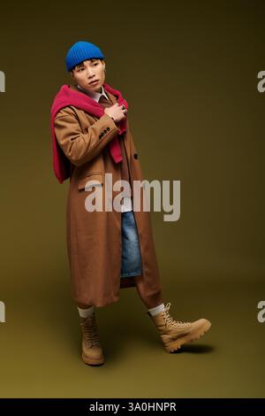 Selbstbewusster junger Mann zeigt einzigartigen Stil in einem trendigen Outfit und lebhaften Farben. Stockfoto