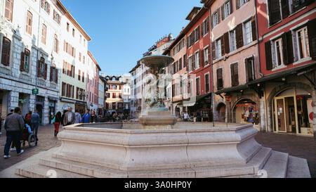 Besucher schlendern durch einen wunderschönen Brunnen in Chambery und genießen die lebendigen historischen Straßen und die Architektur. Stockfoto