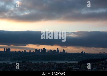 Istanbul-Stadt unter Wolken im Laufe des Abends Stockfoto