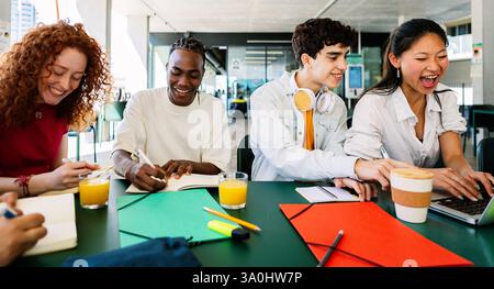 High School Teenager Studenten studieren zusammen auf dem Campus. Stockfoto