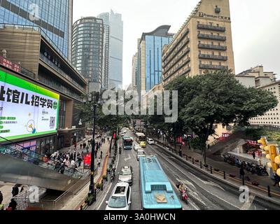 Chongqing, China - 6. Dezember. 2023: Geschäftige Straße in Chongqing, China. Stockfoto
